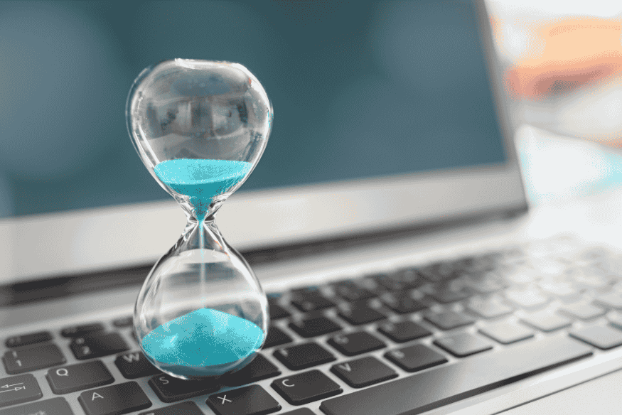 Sanduhr auf Laptop-Tastatur als Symbol für Laufzeit und Duration von Anleihen