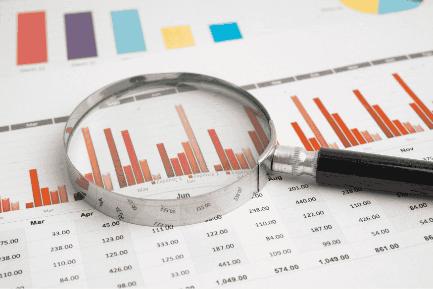 Infografik mit Lupe auf roten Balkendiagrammen zu Kontoüberziehung, Dispo-Zinsen und günstigen Kredit-Alternativen