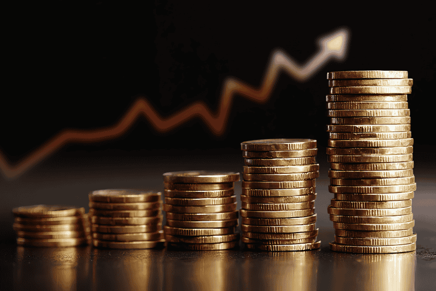 Wachsende Münzstapel symbolisieren steigende Dividendenerträge