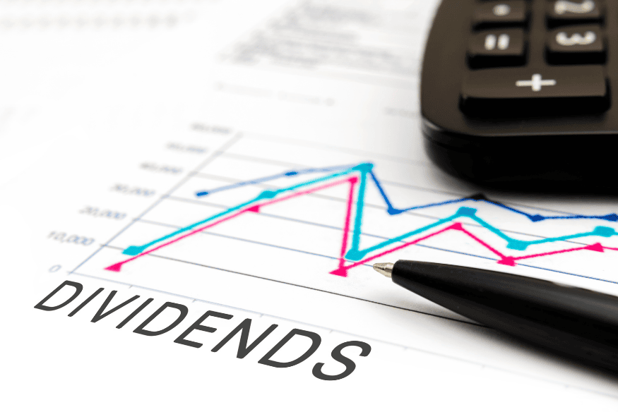 Dividendenchart mit Stift und Taschenrechner – Analyse von Dividendenerträgen