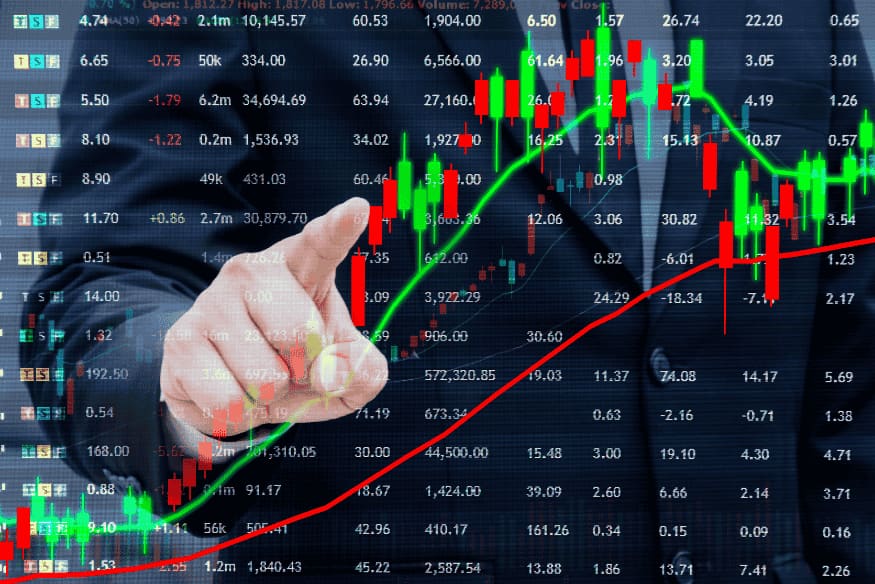 Anleger analysiert ETF-Kursdiagramm auf dem Bildschirm, um einen ETF-Sparplan Schritt für Schritt zu planen
