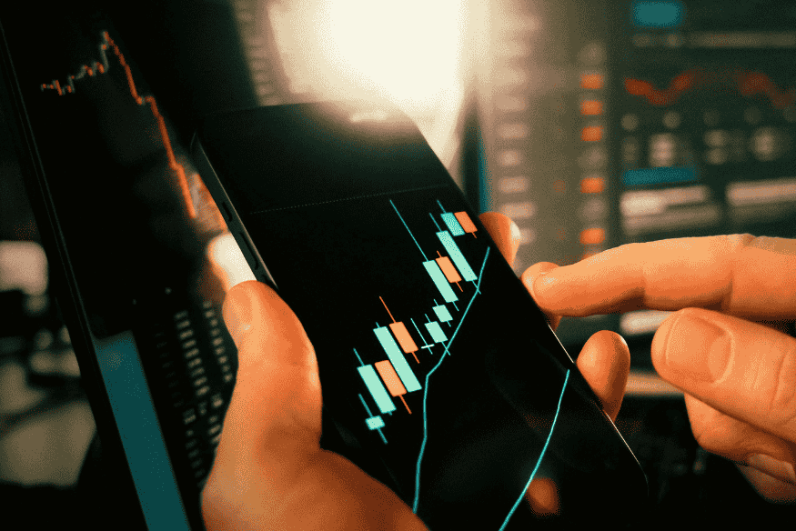 Person steuert ihren ETF-Sparplan per Smartphone-App und beobachtet Kursverläufe in Echtzeit