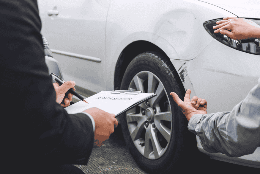 Kfz-Gutachter bewertet einen Kratzer am Auto und dokumentiert den Schaden für die Versicherung.