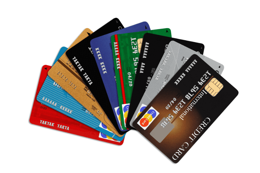 Fächer aus diversen Kreditkarten in verschiedenen Farben – Symbol für die große Auswahl im Kreditkartenmarkt.