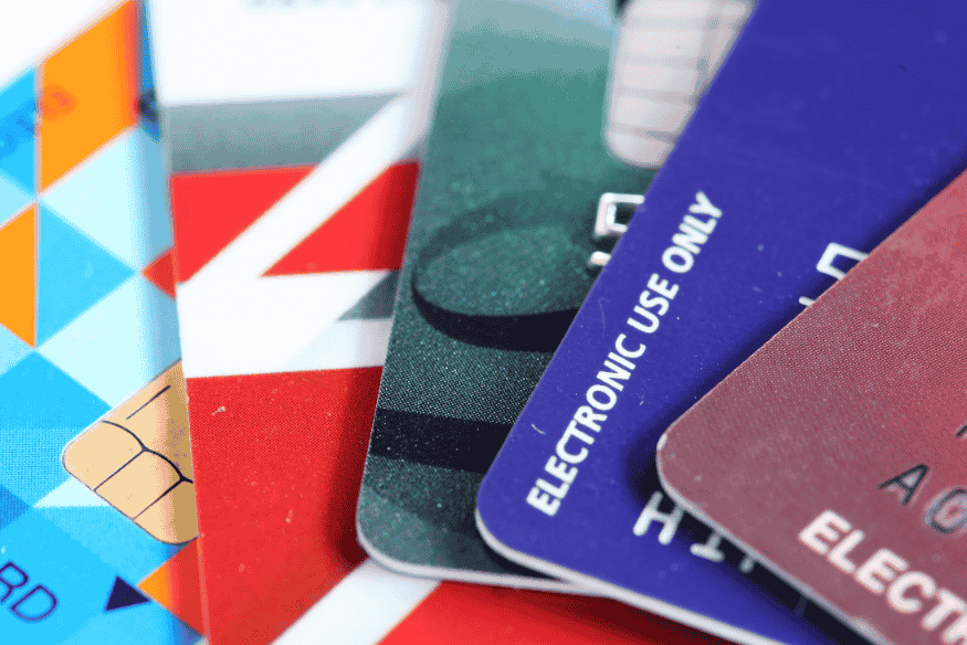 Mehrere bunte Karten übereinander – Darstellung verschiedener Kartentypen und Bonusprogramme im Vergleich.