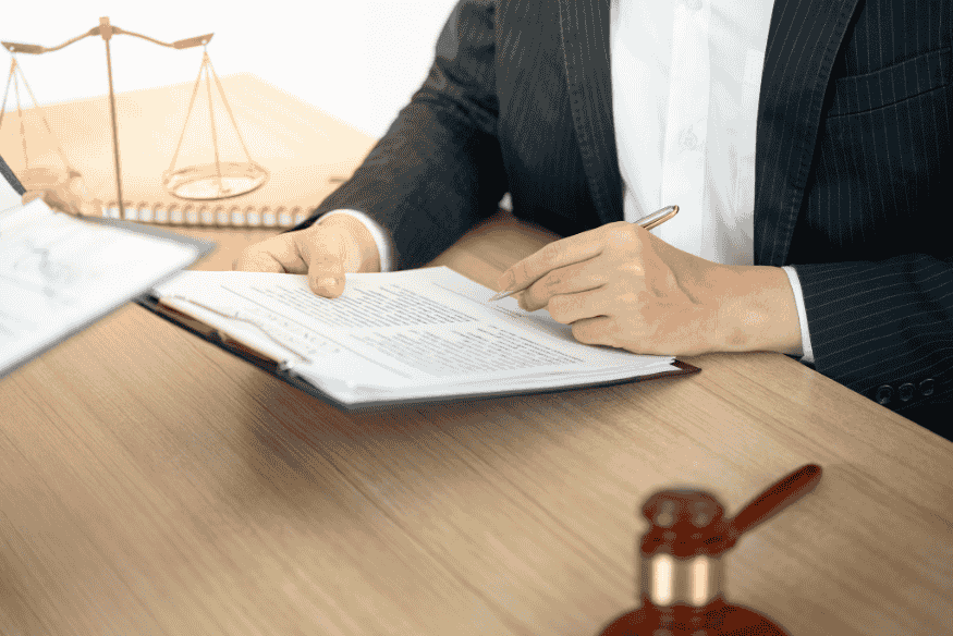 Anwalt überprüft rechtliche Dokumente und bietet Beratung in einem Büro.