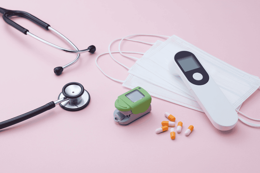 Medizinische Utensilien wie Stethoskop, Fieberthermometer, Masken und Medikamente für den Notfall im Urlaub.