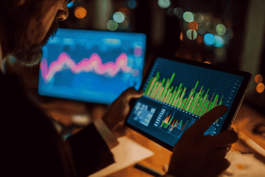 Anleger analysiert auf einem Tablet bunte Charts, um Volatilität, Drawdowns und Anlagestrategie zu überprüfen