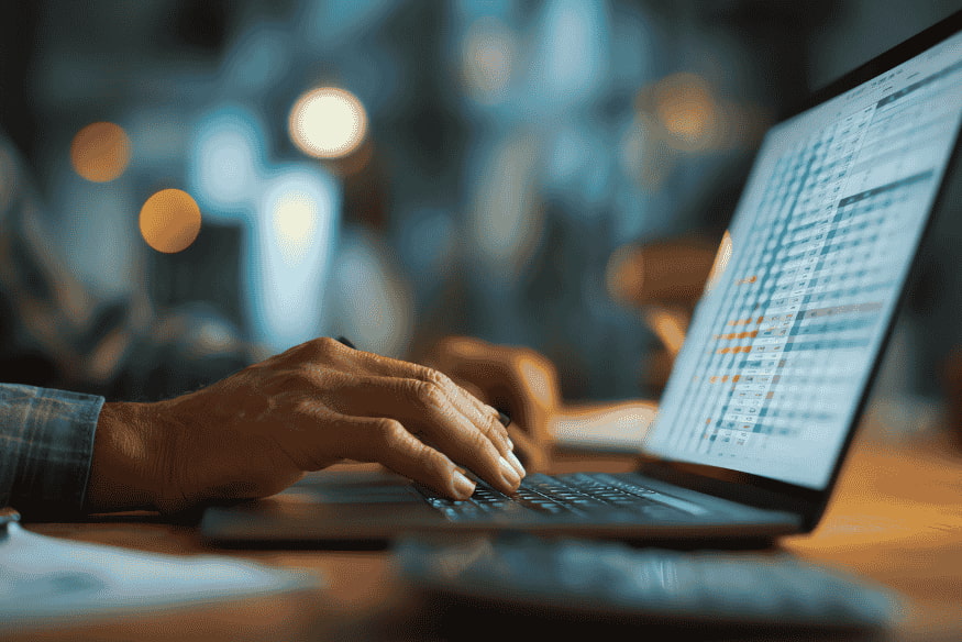 Anleger analysiert am Laptop eine Tabelle mit Kennzahlen seiner Robo-Advisor-Anlage