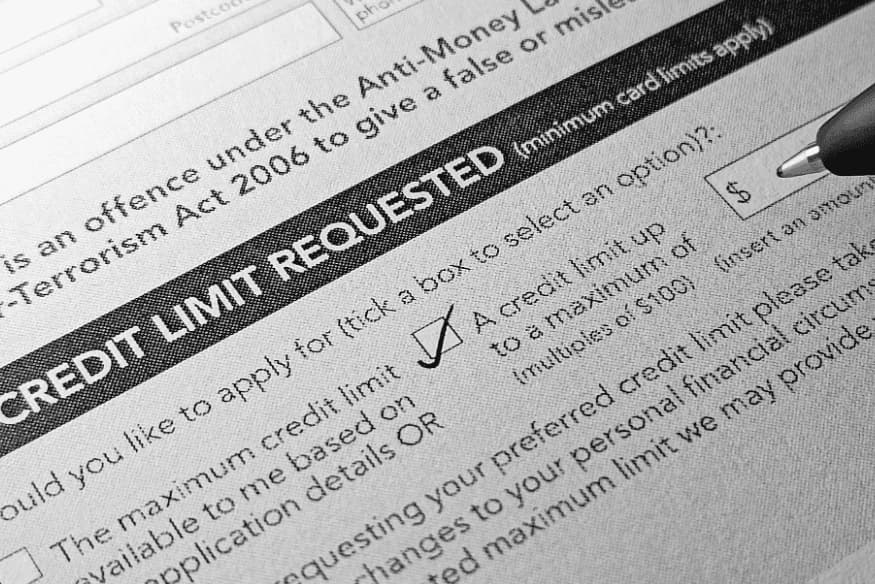 Formular mit der Überschrift „Credit Limit Requested“ – Hinweis auf Antragstellung zur Erhöhung des Kreditrahmens basierend auf SCHUFA-Score.