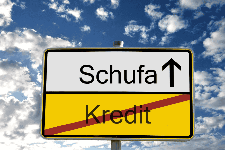 Ortsschild mit der Aufschrift „Schufa“ und durchgestrichenem „Kredit“ – Darstellung der Beziehung zwischen Bonität und Kreditrahmen.