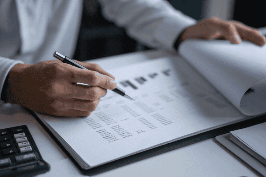 Person prüft Steuerunterlagen zu Kapitalerträgen und Freistellungsauftrag