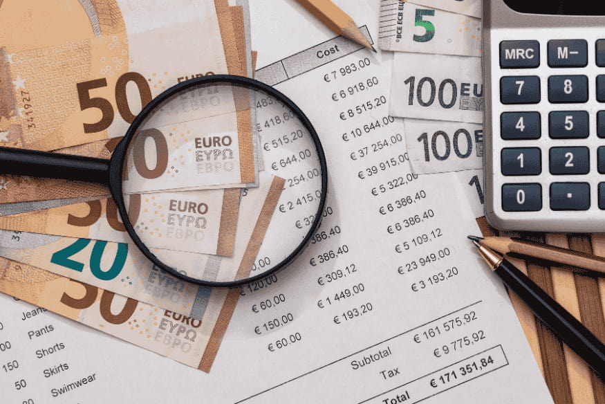 Sparschwein mit der Aufschrift Emergency Fund neben einem Taschenrechner.