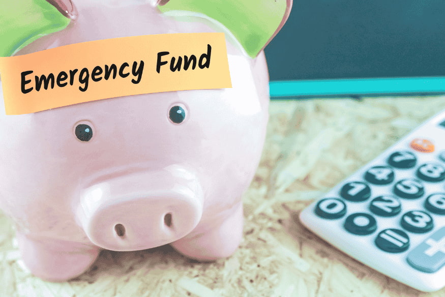 Euro-Banknoten, Taschenrechner und Finanzdokumente auf einem Schreibtisch.